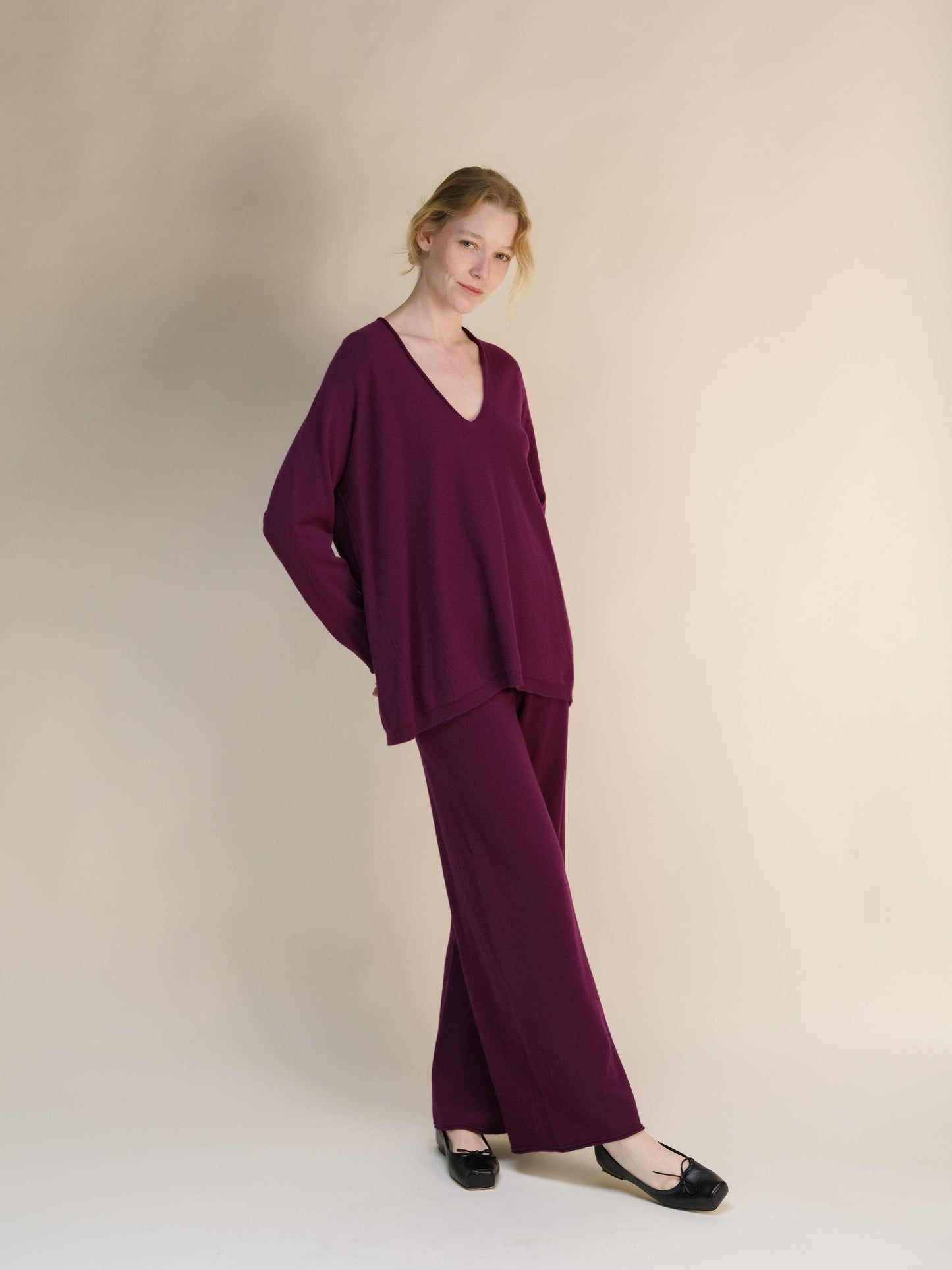 Maglione lungo con scollo a V profondo in misto cashmere
