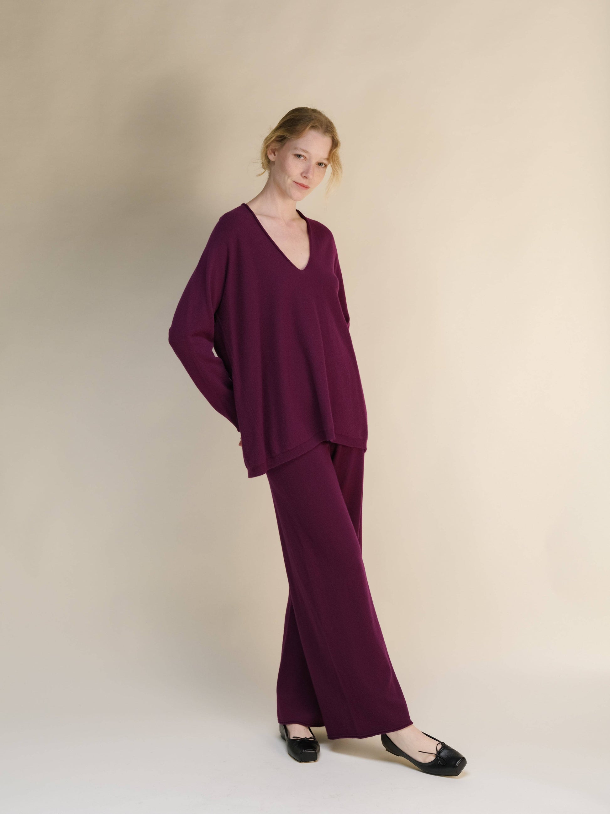 Maglione lungo con scollo a V profondo in misto cashmere