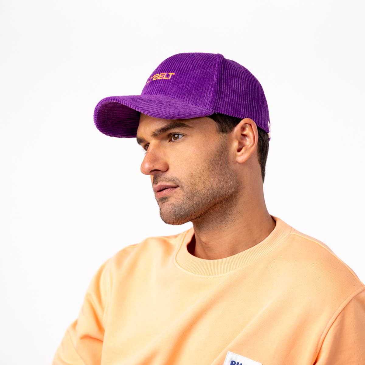 Cappellino in velluto viola con logo ricamato