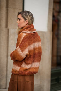 Maglia a collo alto effetto degradé