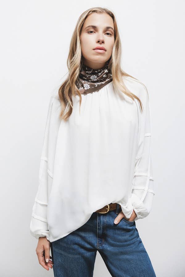 Blusa con pieghe sulle maniche