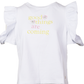 T-shirt con volant “Good Things Are Coming”