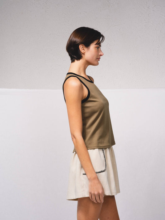 Top basic con bordi a contrasto