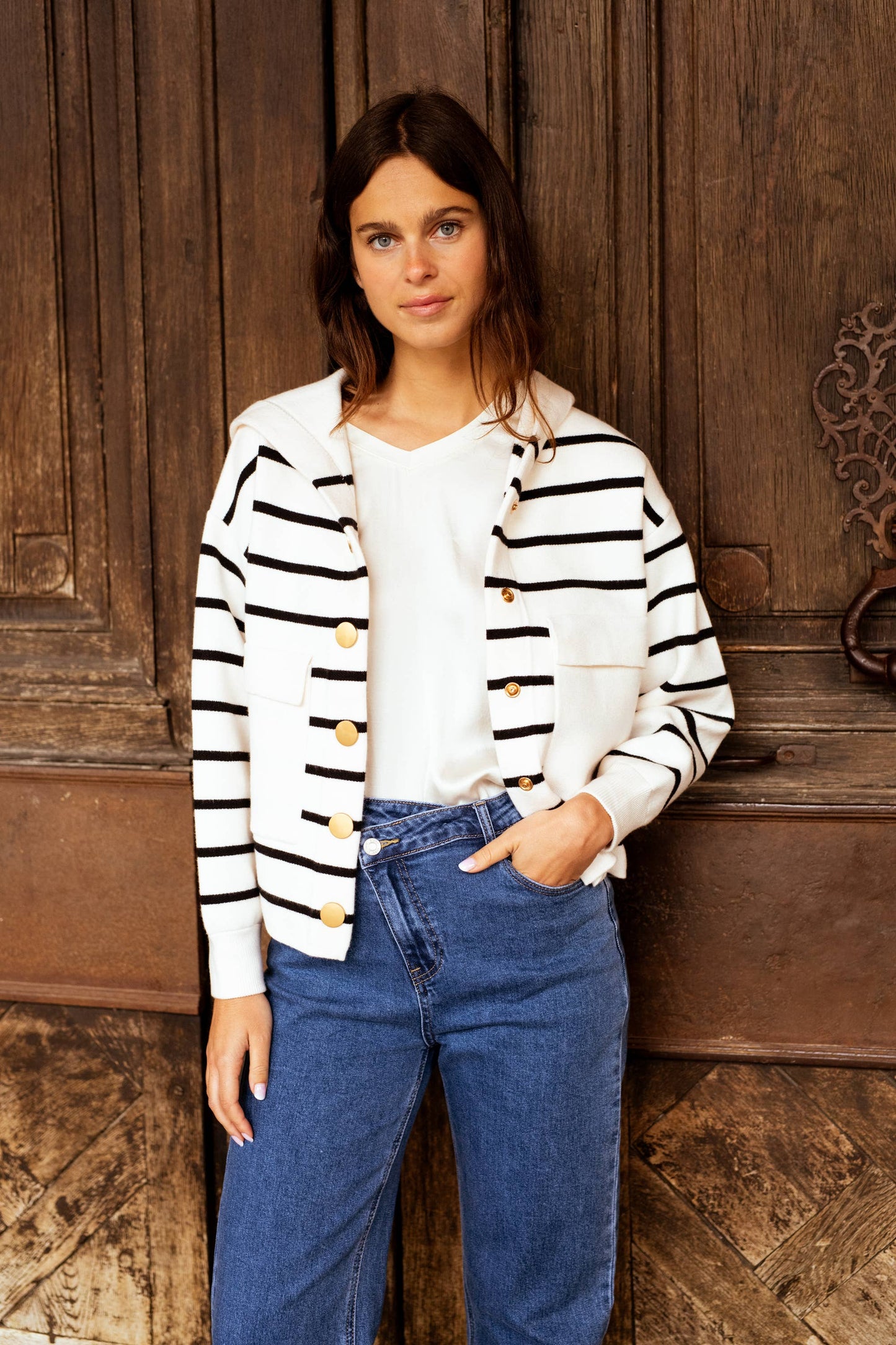 Gilet in maglia verde militare con bottoni dorati