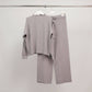 Completo minimal comodo maglione e pantaloni