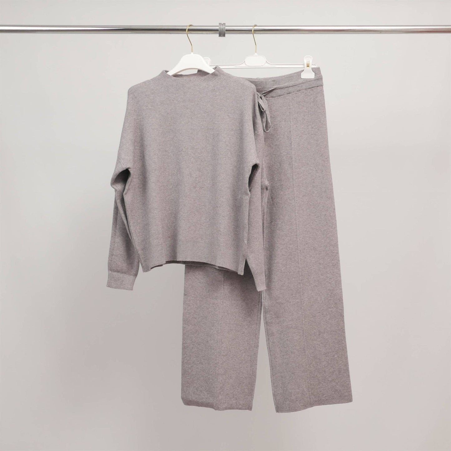 Completo minimal comodo maglione e pantaloni