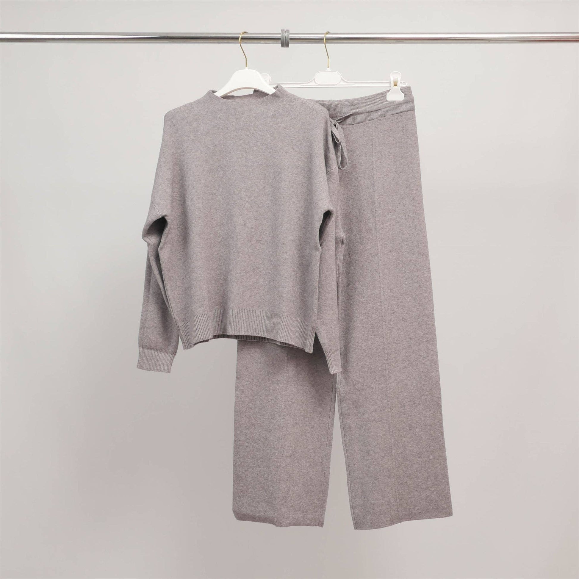 Completo minimal comodo maglione e pantaloni