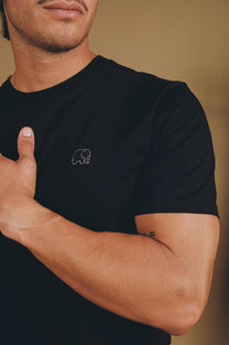 T-shirt Essenziale Nera in Cotone Biologico