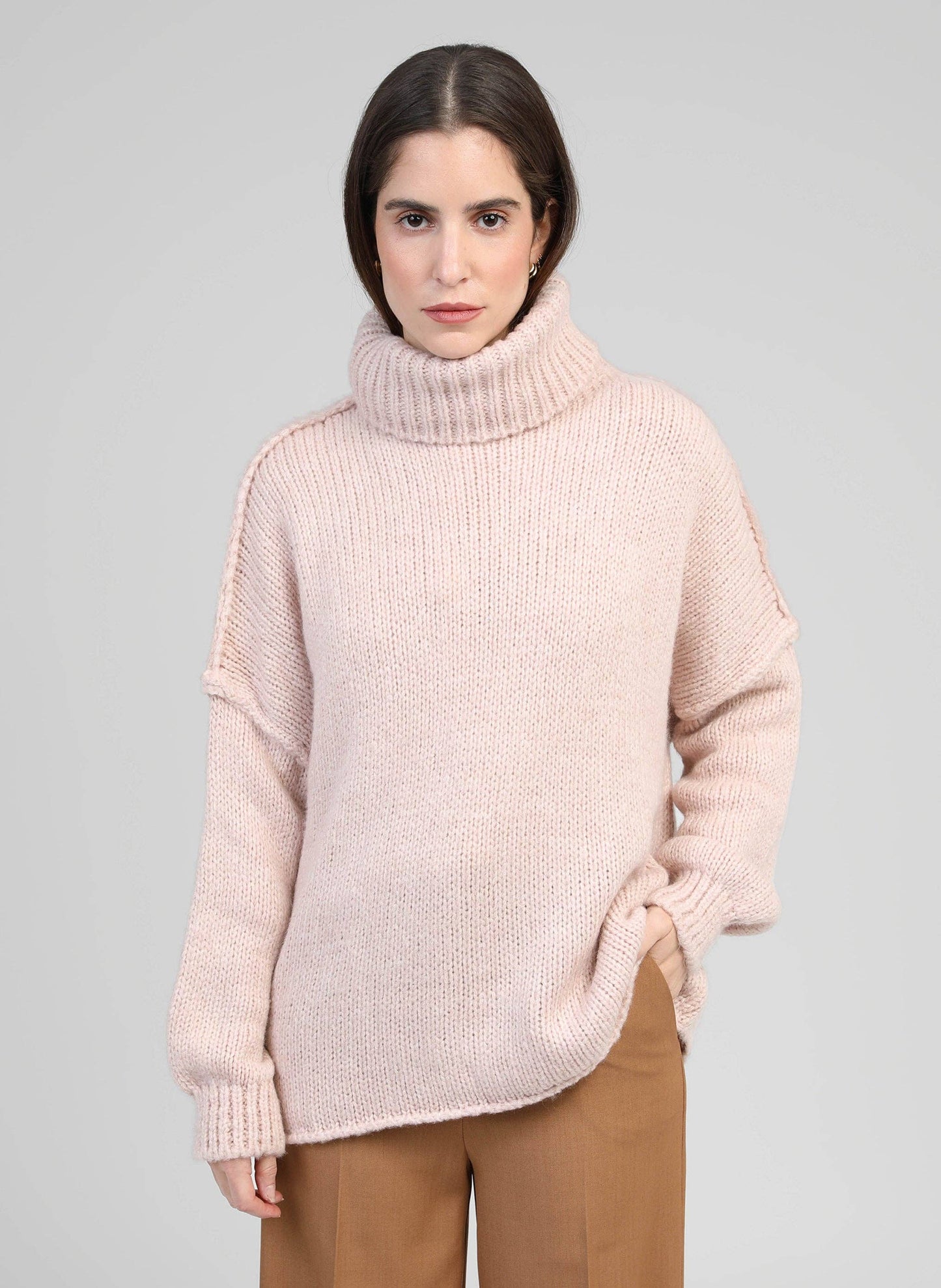 Maglione dolcevita oversize color polvere Lejoko