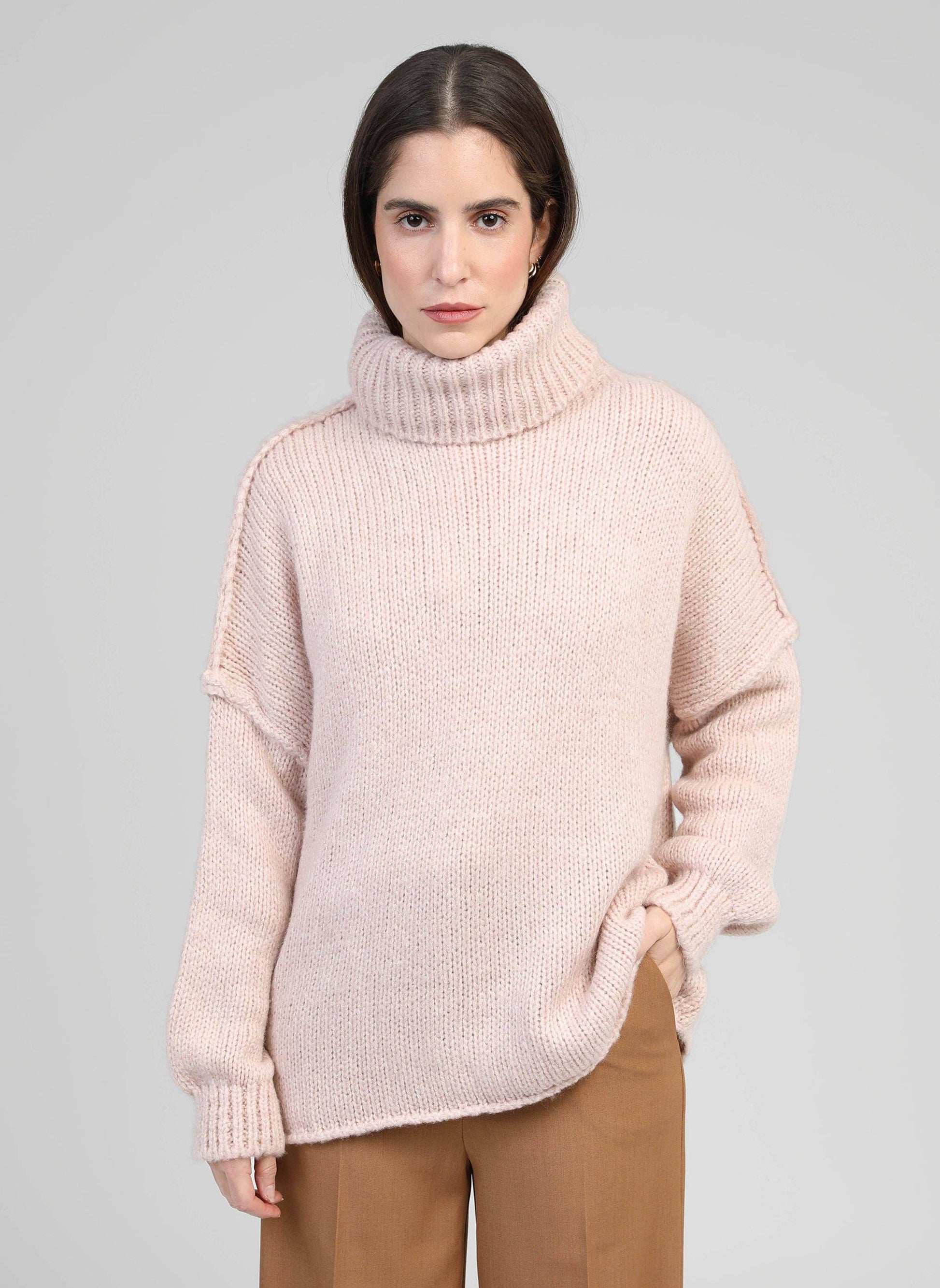 Maglione dolcevita oversize color polvere Lejoko