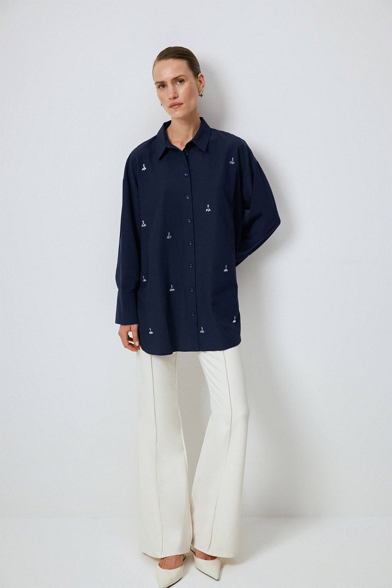 Camicia ricamata con applicazioni gioiello blu navy