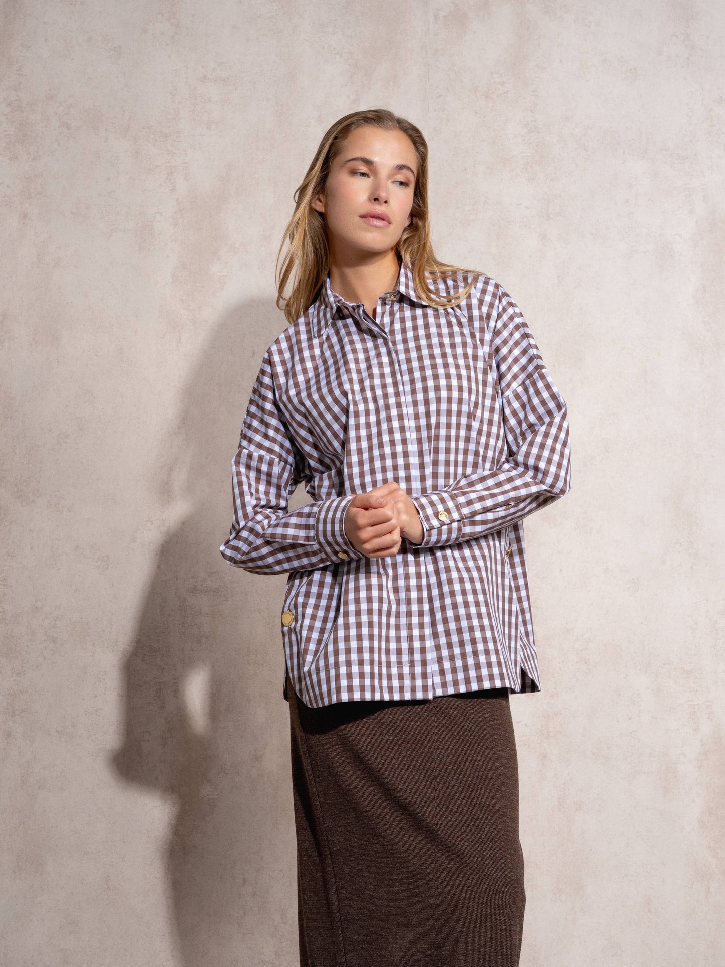 Blusa camicia oversize in cotone con bottoni dorati