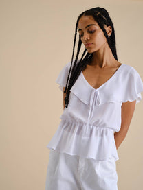 Blusa bianca con volant e scollo a V
