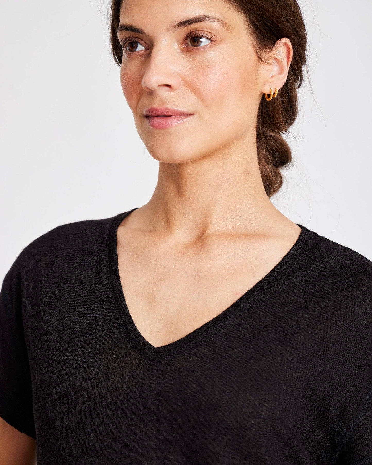 T-shirt in lino Simone nera con scollo a V