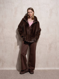 Cappotto corto in eco pelliccia con cappuccio