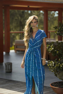 Abito lungo tie-dye con nodo in vita