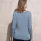 Maglia in maglia girocollo con bottoni dorati