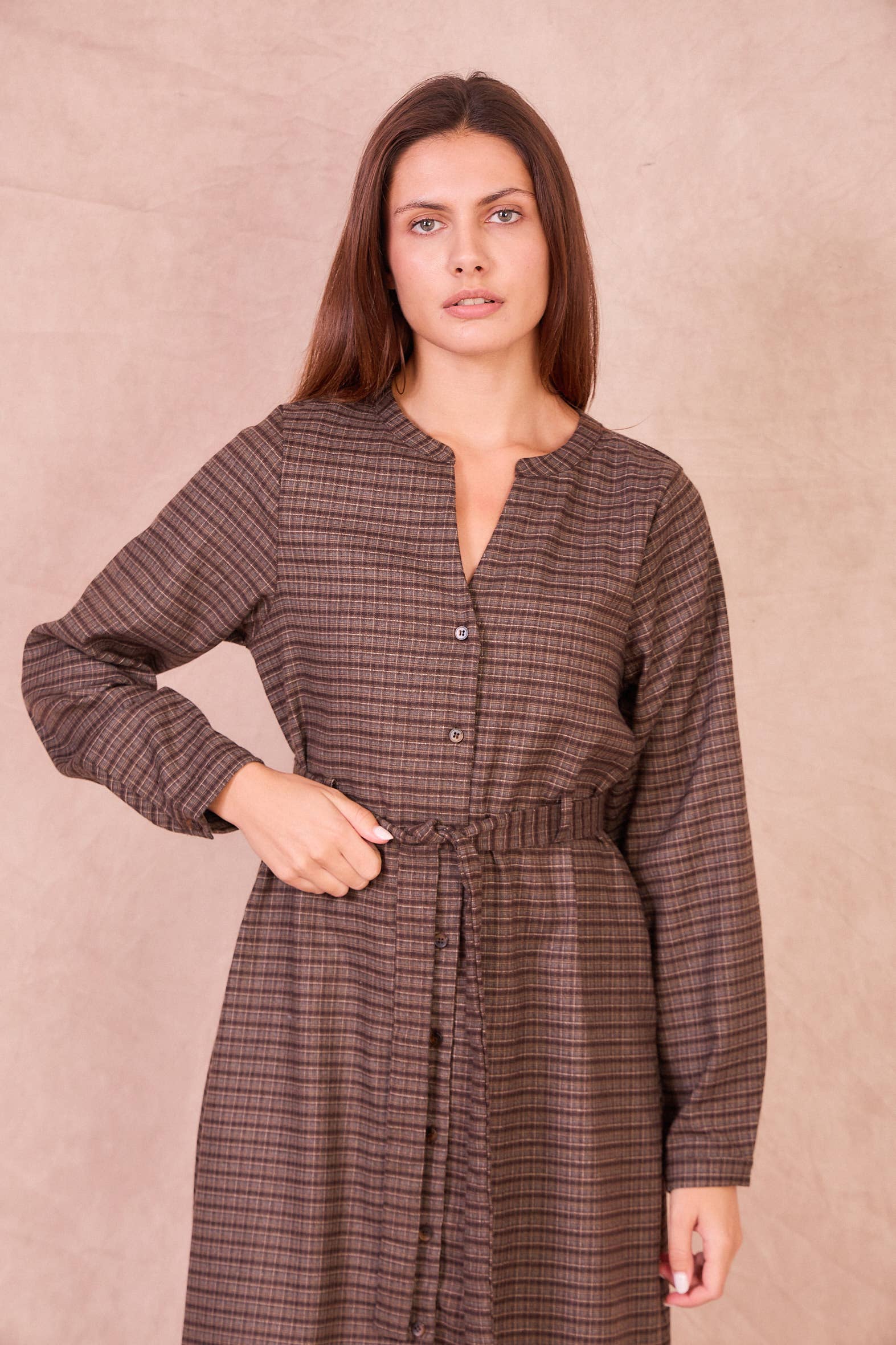 Abito midi a quadri con scollo a V Benjamine