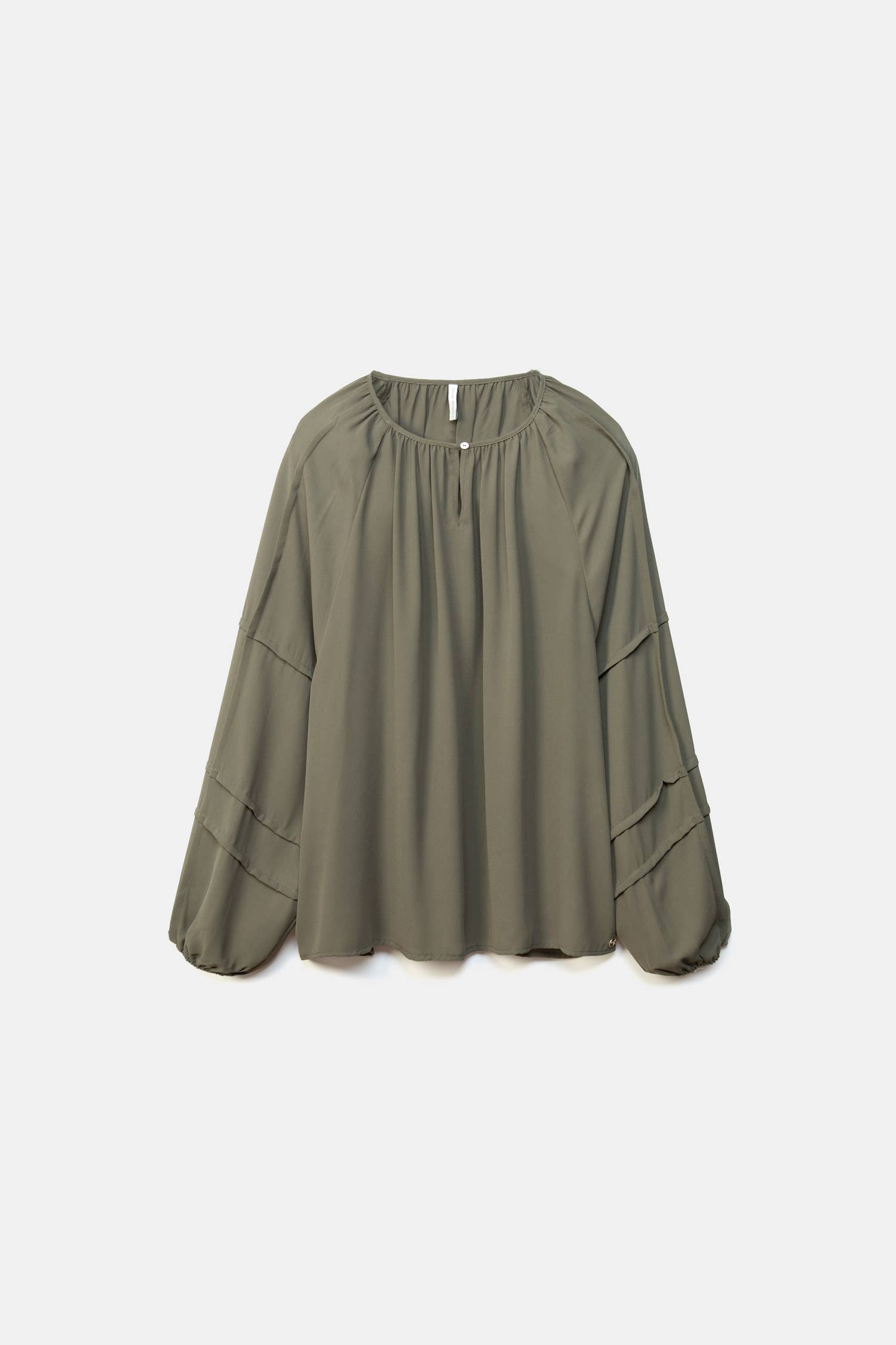 Blusa con pieghe e maniche arricciate