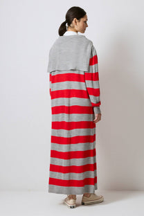 Abito lungo in maglia a righe con colletto ampio