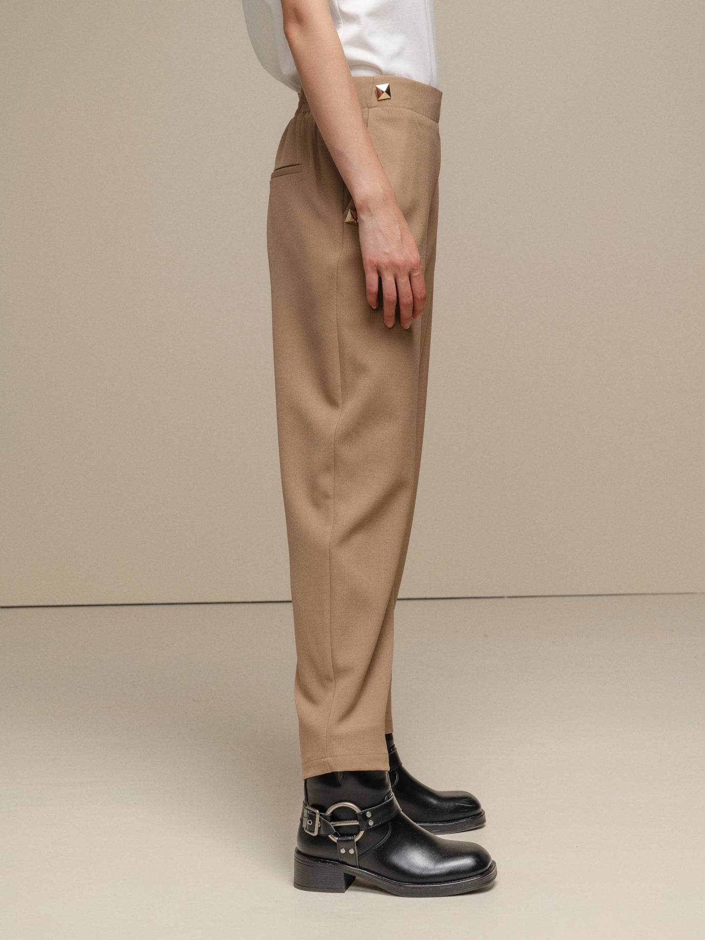 Pantaloni da donna eleganti con borchie