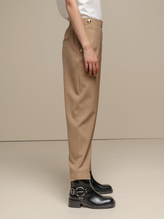 Pantaloni da donna eleganti con borchie