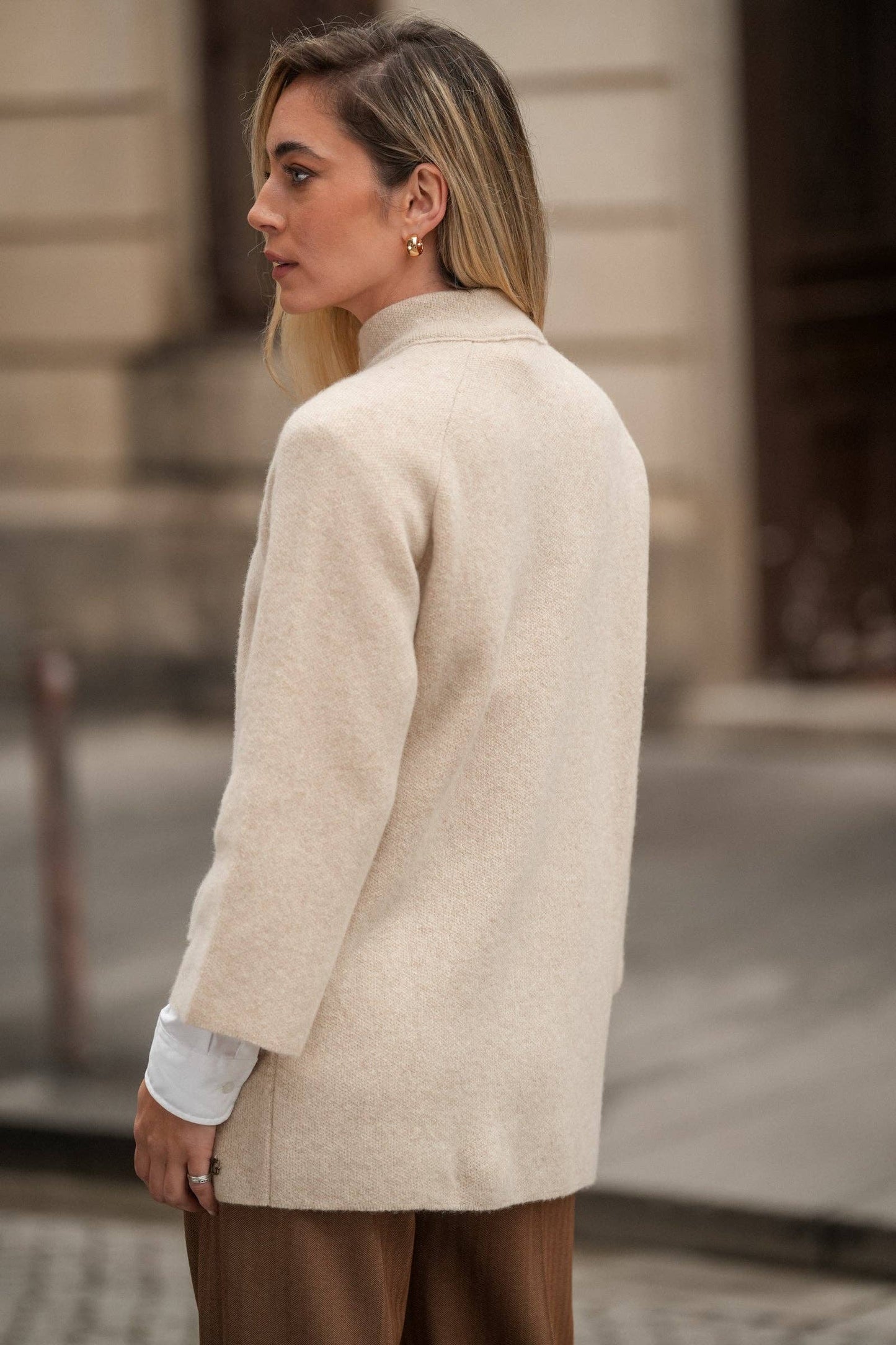 Cappotto strutturato in lana con collo alto