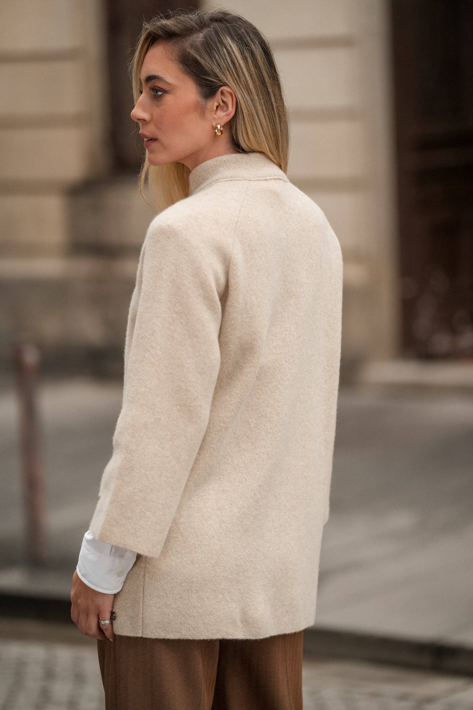 Cappotto strutturato in lana con collo alto