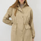 Giacca beige con colletto dritto e coulisse in vita