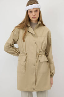 Giacca beige con colletto dritto e coulisse in vita