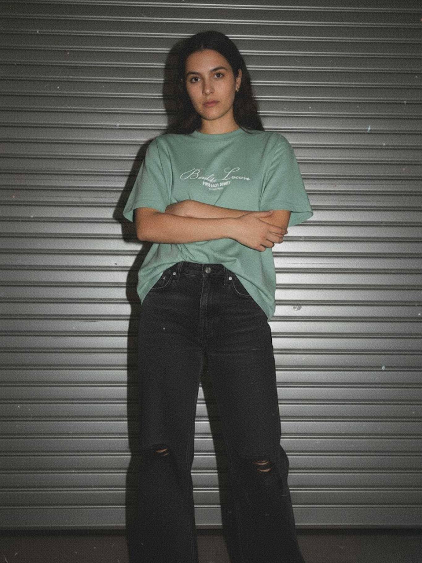T-shirt donna oversize verde con ricamo lettering