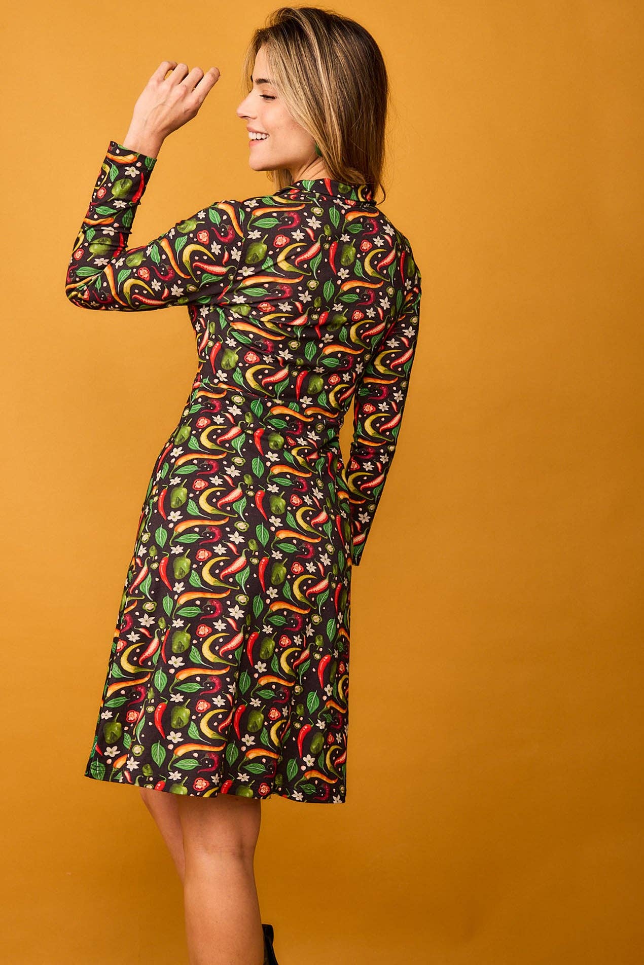Abito corto stretch con stampa peperoncini