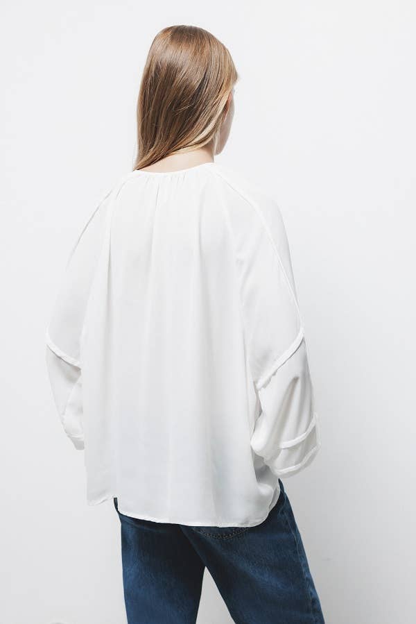 Blusa con pieghe sulle maniche