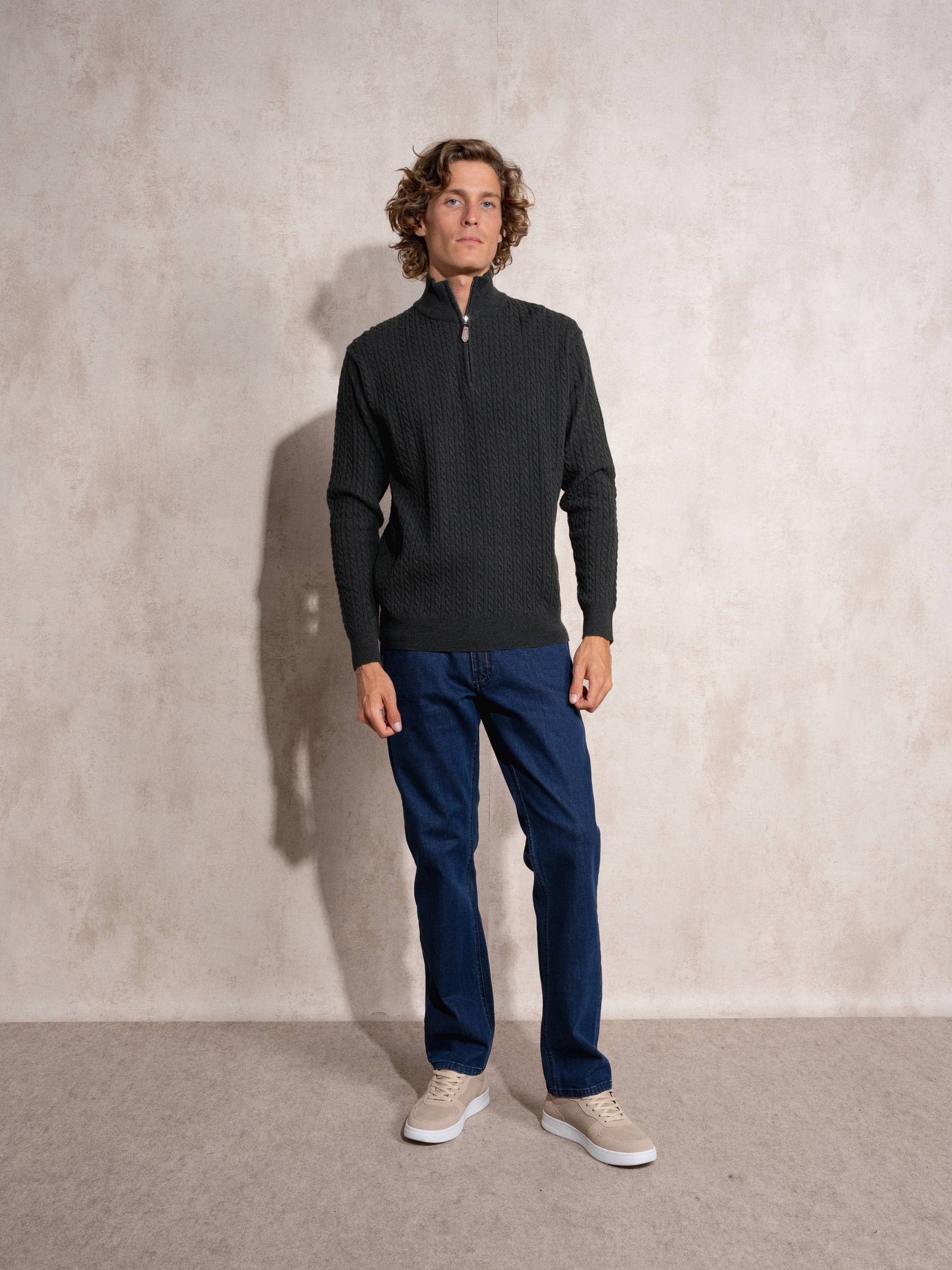 Maglia uomo a mezza zip in cotone con lavorazione a trecce