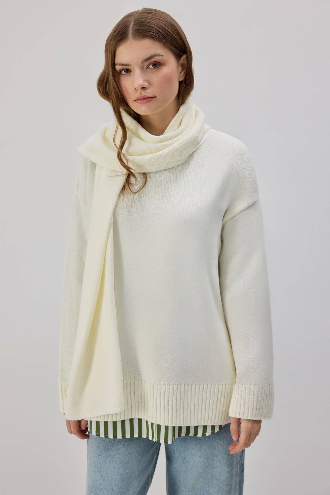 Maglione in maglia con sciarpa integrata