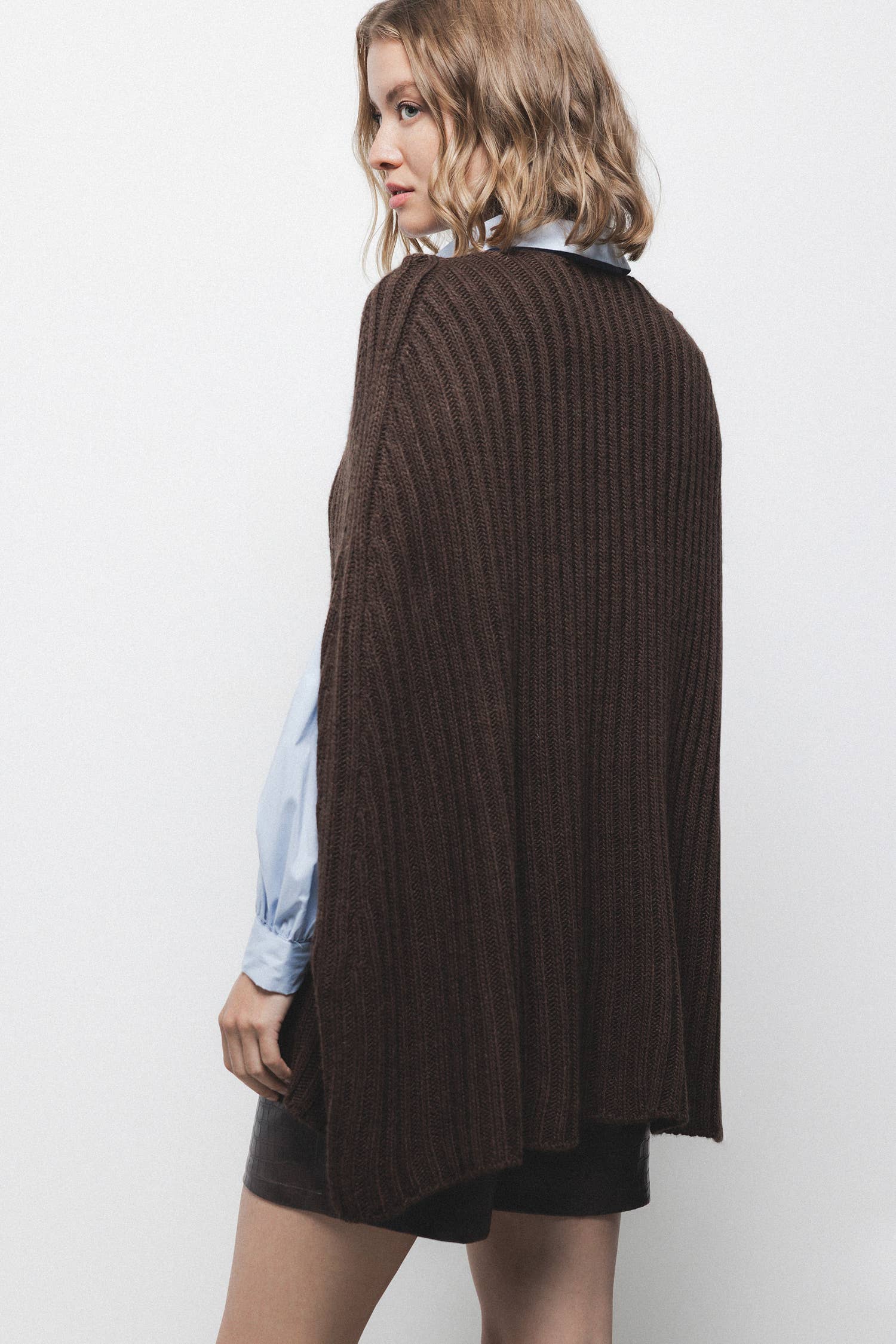 Poncho a maglia a coste con scollo a V