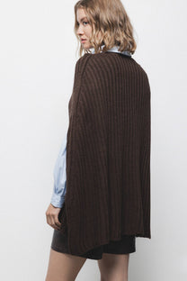 Poncho a maglia a coste con scollo a V