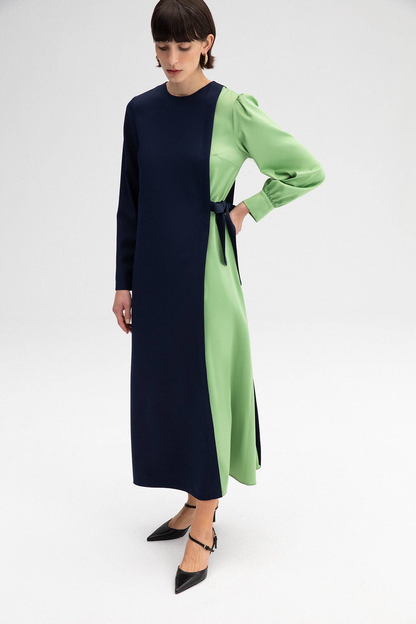 Abito midi color block con maniche lunghe e laccio laterale