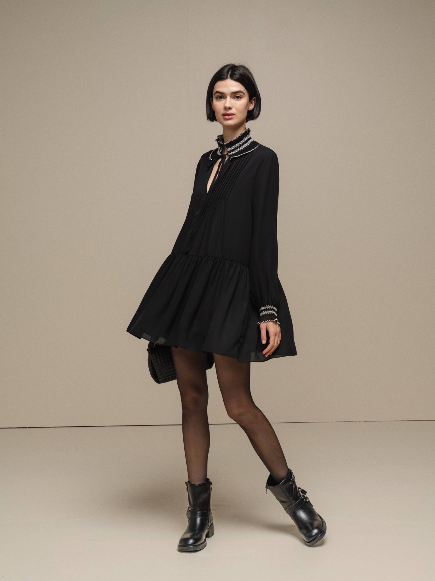 Abito corto nero in chiffon con colletto ricamato