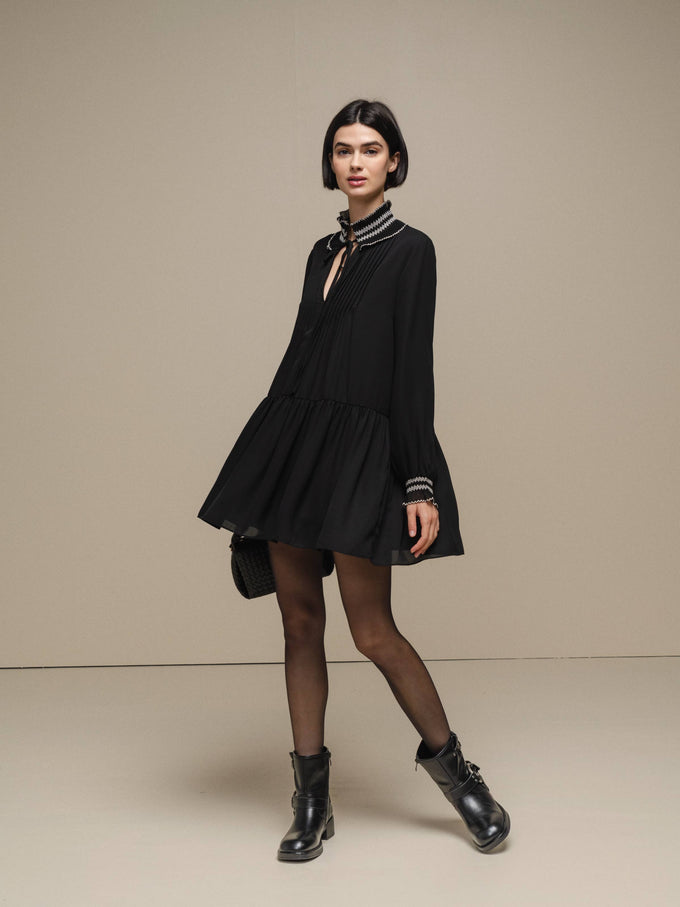 Abito corto nero in chiffon con colletto ricamato