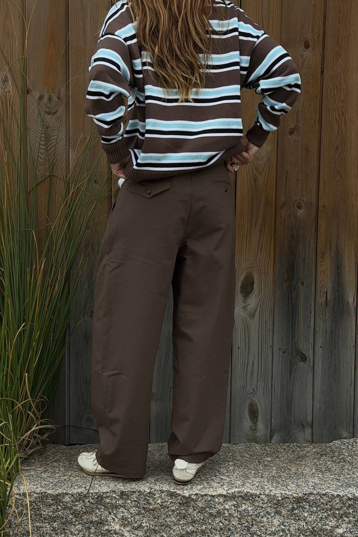 Pantaloni chino marroni relaxed fit con pinces