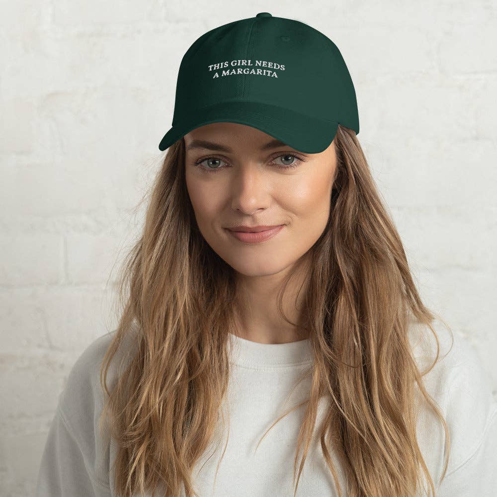 Cappellino dad hat ricamato “This Girl Needs a Margarita”