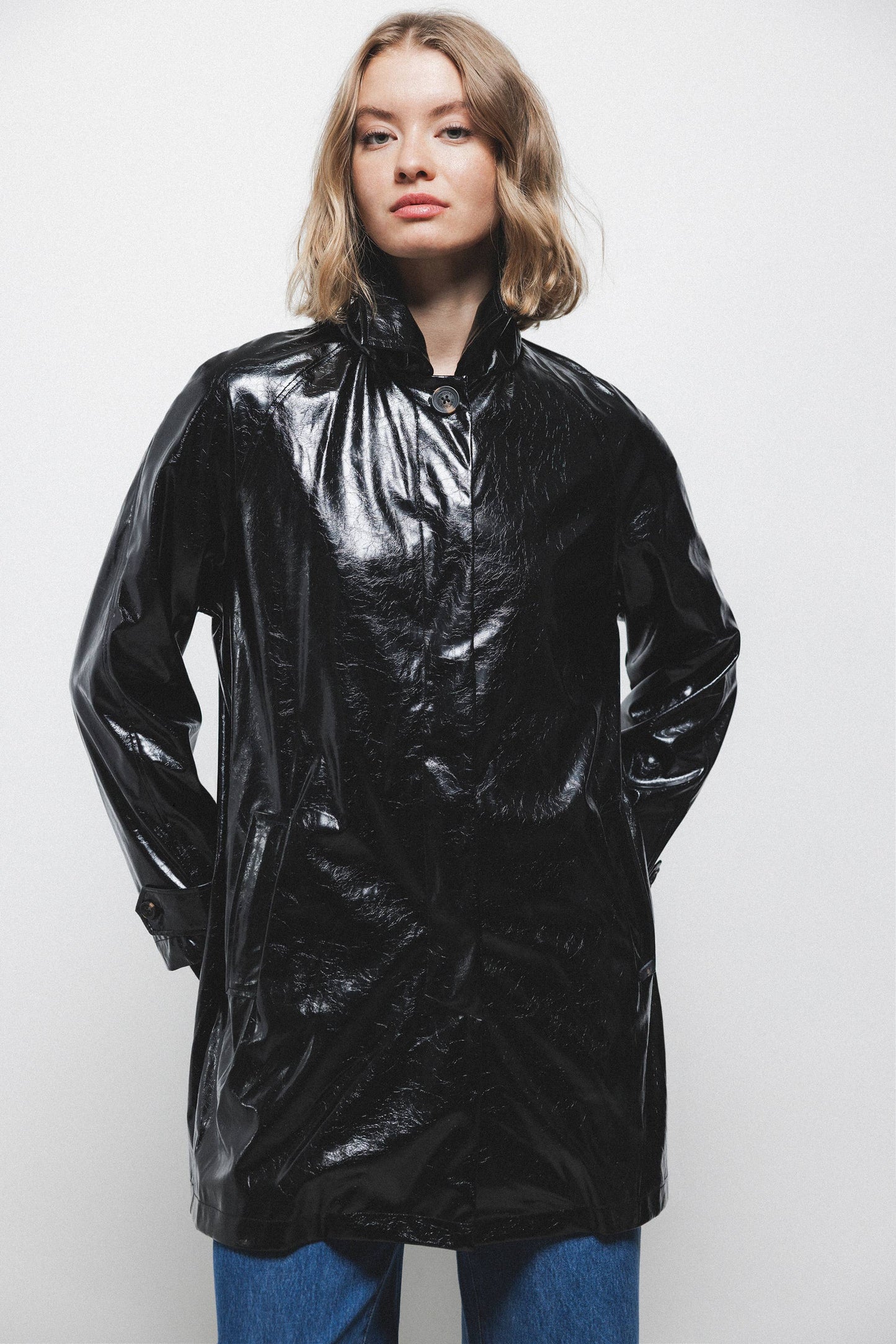 Trench coat effetto pelle nero lucido