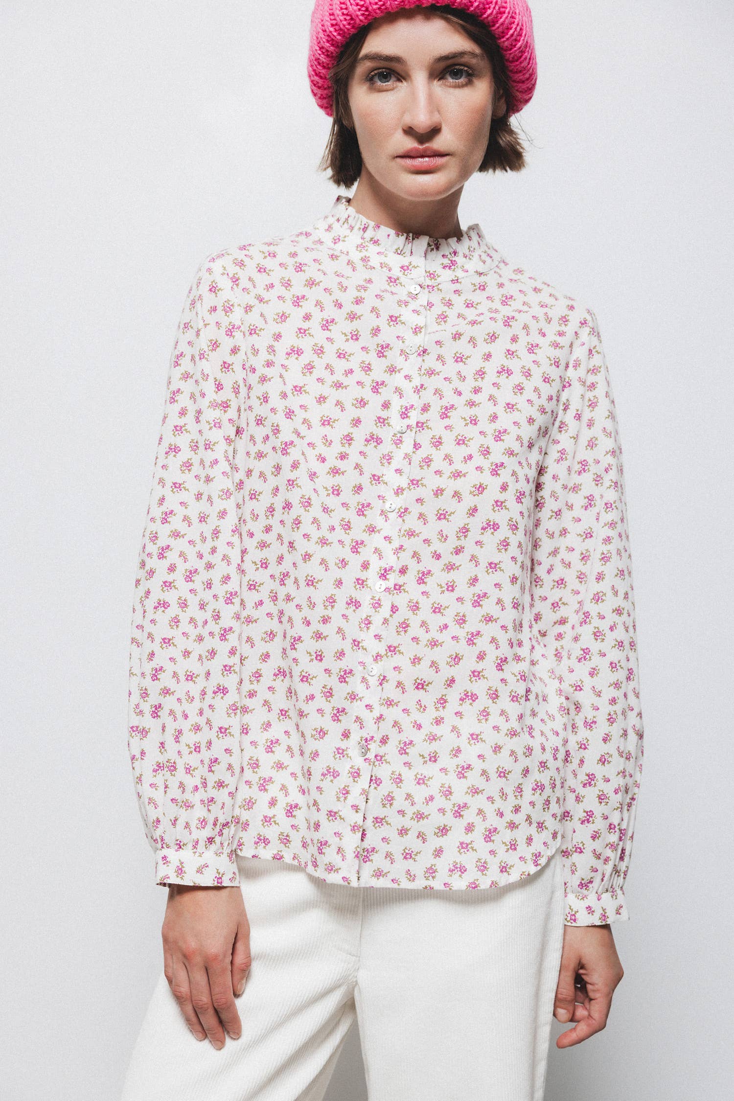 Blusa floreale con volant e bottoni