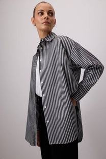 Camicia oversize a righe sottili in misto cotone