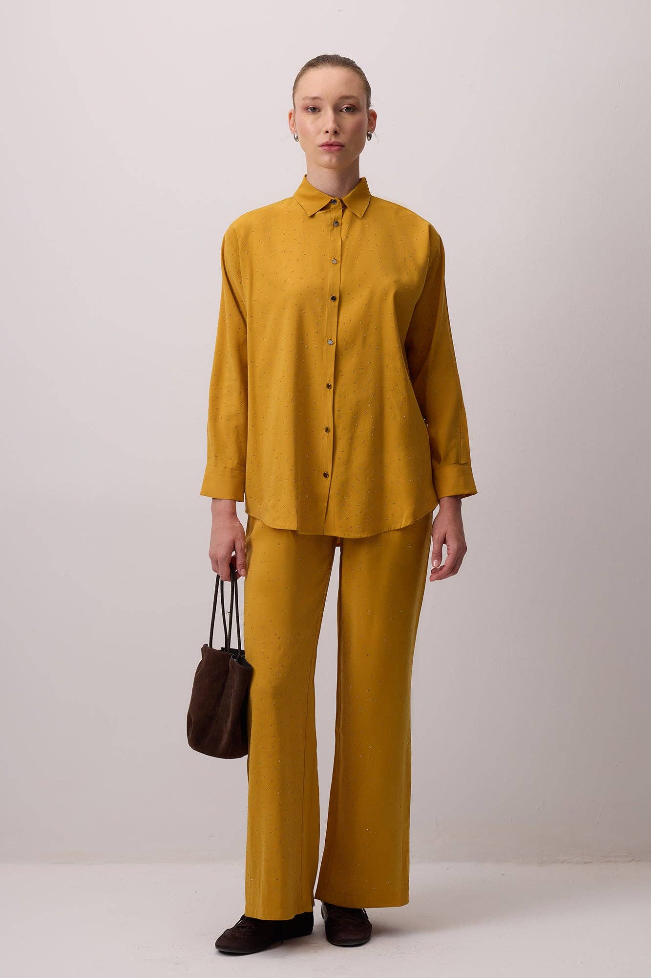 Completo camicia e pantaloni con ricami di pietre