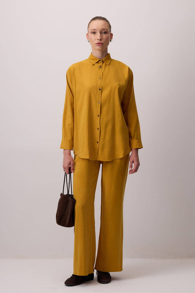 Completo camicia e pantaloni con ricami di pietre