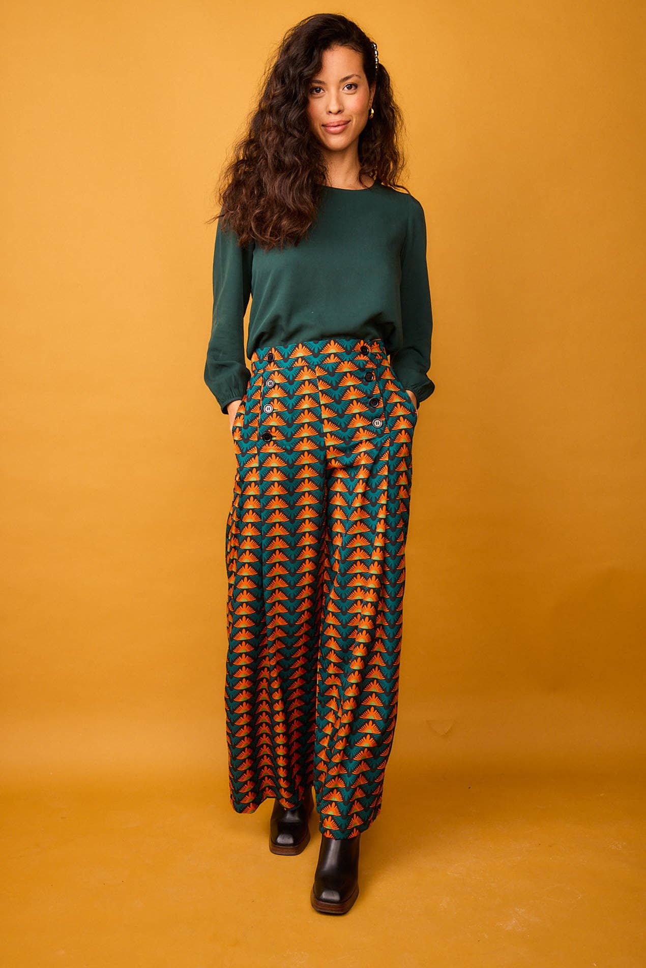 Pantaloni a palazzo Nenufar fantasia triangoli verdi