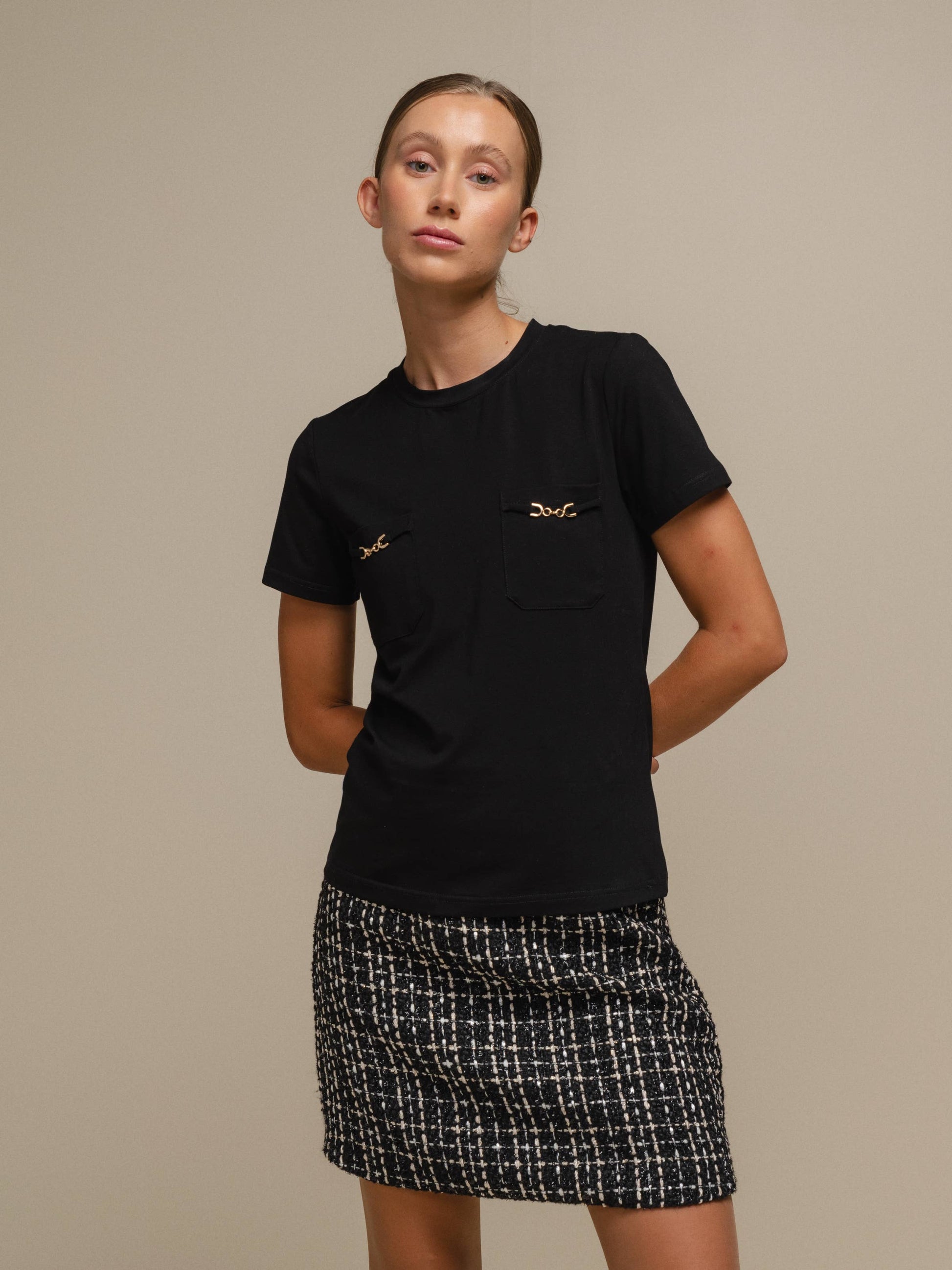 T-shirt aderente con tasche e dettagli a catena