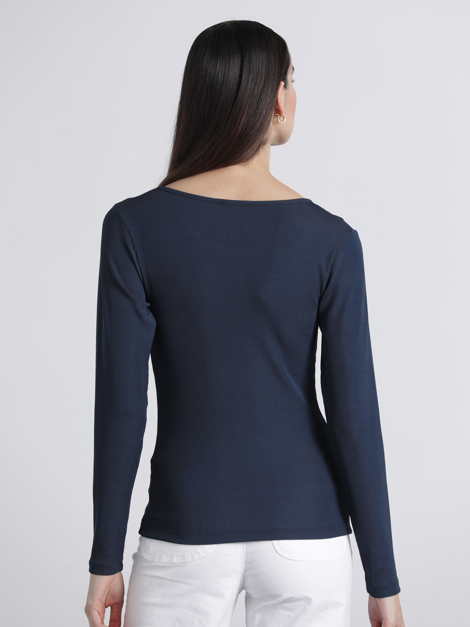 Top a costine con cut-out e ricamo